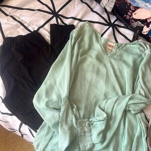 Cute blouse with leggings. Fits XL. Cute with flats or boots.